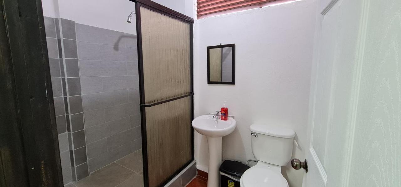 Sleep&Go! Cabina Cuadruple En Siquirres Centro - And Rafting Tour! Siqurres Da Alegria Exterior foto