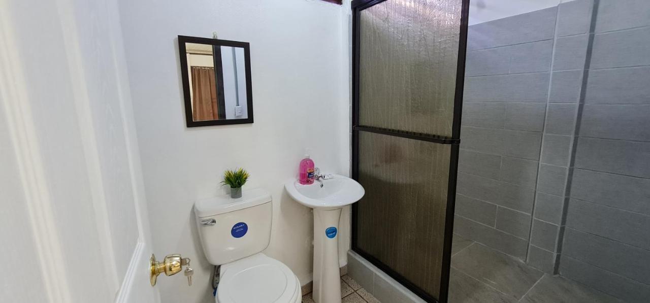 Sleep&Go! Cabina Cuadruple En Siquirres Centro - And Rafting Tour! Siqurres Da Alegria Exterior foto